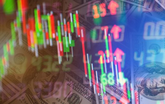 Ibovespa bate novo recorde e dólar fecha em leve alta