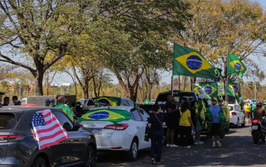 Apoiadores de Bolsonaro fazem carreata em Brasília antes de julgamento no STF