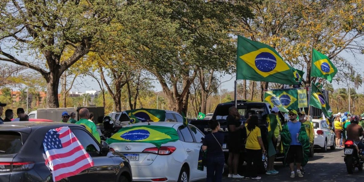 Apoiadores de Bolsonaro fazem carreata em Brasília antes de julgamento no STF