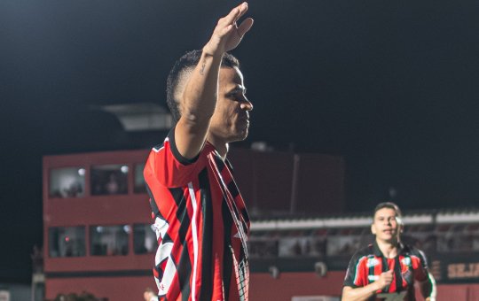Após vexame histórico, torcida lota o Barradão e o Vitória vence Atlético Mineiro por 1 a 0