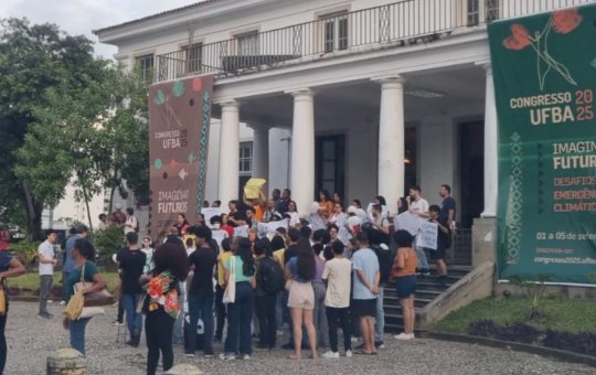 Estudantes de Medicina da UFBA protestam contra baixa oferta de disciplinas