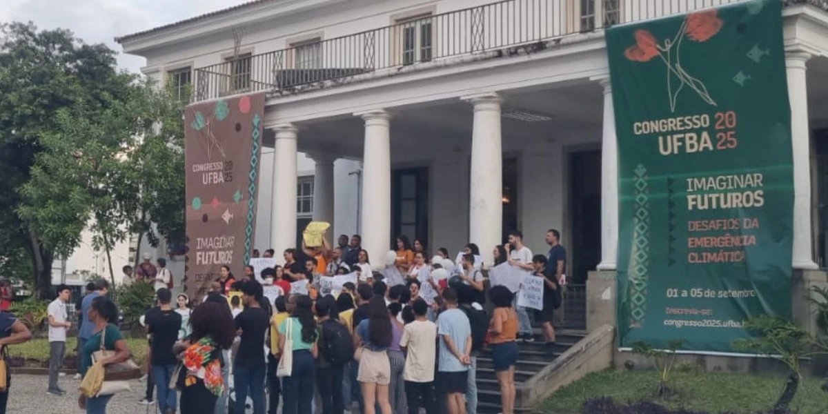 Estudantes de medicina protestam na frente da Reitoria