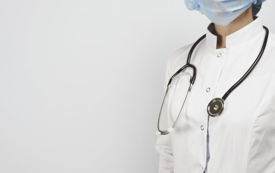 Médica é indiciada por atuar como especialista sem registro de qualificação na Bahia