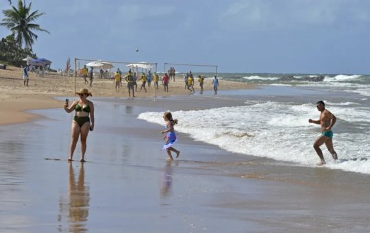 Perigo invisível no litoral: falta de sinalização coloca turistas e moradores em risco no mar