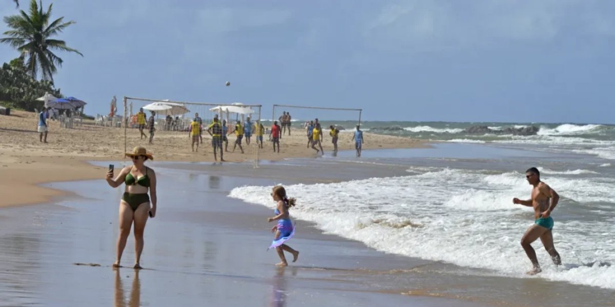 Perigo invisível no litoral: falta de sinalização coloca turistas e moradores em risco no mar