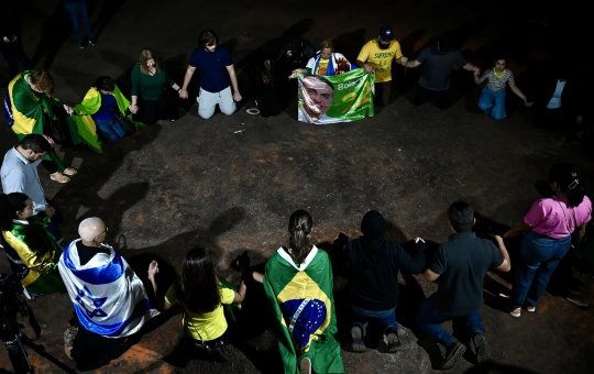 Grupo faz vigília por Bolsonaro próximo a seu condomínio às vésperas de julgamento