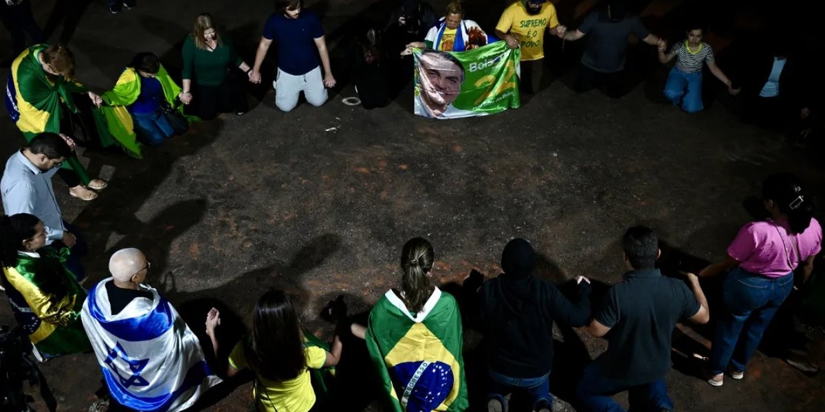 Grupo faz vigília por Bolsonaro próximo a seu condomínio às vésperas de julgamento