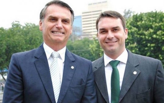 Flávio Bolsonaro é o único filho a defender o pai nas redes sociais: 'Estarei ao seu lado'