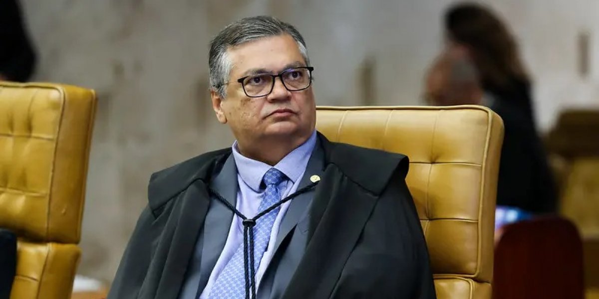 Passageira tenta agredir Flávio Dino em voo para Brasília e é contida por segurança