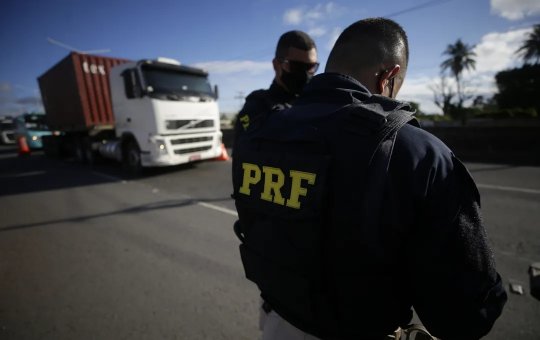 Acidente com micro-ônibus da Sesab deixa cinco feridos na BR-324, em Simões Filho