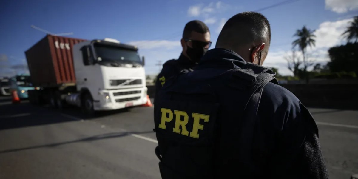 Acidente com micro-ônibus da Sesab deixa cinco feridos na BR-324, em Simões Filho