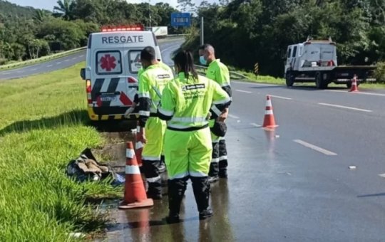 Corpo de homem é encontrado enrolado em lençol e lona perto de pedágio na Região Metropolitana