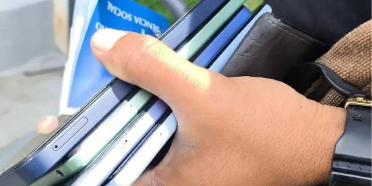 Aparelhos celulares apreendidos pelos policiais