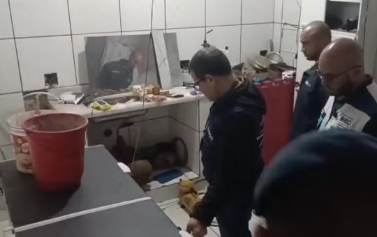 Vigilantes interditam depósito com alimentos contaminados com fezes de rato que seriam vendidos no Maracanã