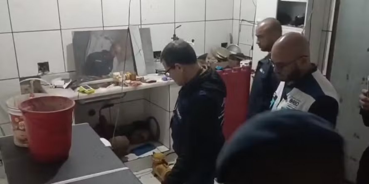 Vigilantes interditam depósito com alimentos contaminados com fezes de rato que seriam vendidos no Maracanã