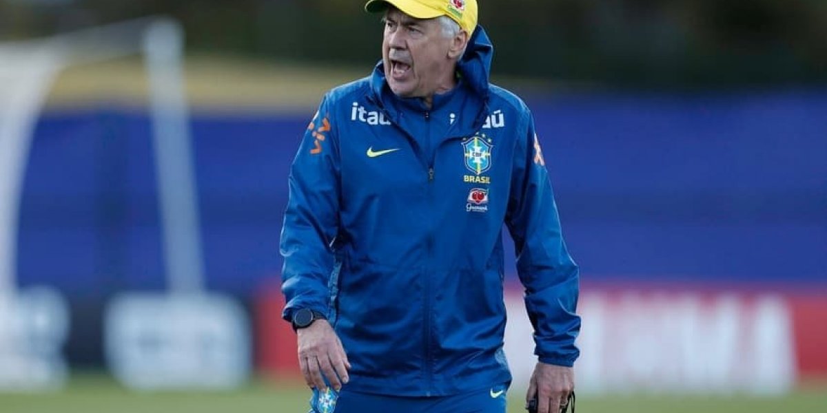 Carlo Ancelotti durante treino da Seleção Brasileira