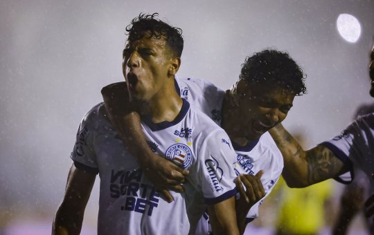 Em Aracaju, Bahia vence e coloca uma mão na taça da Copa do Nordeste