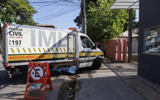 Homem é encontrado morto dentro de casa após fumar cigarro com folha da Bíblia
