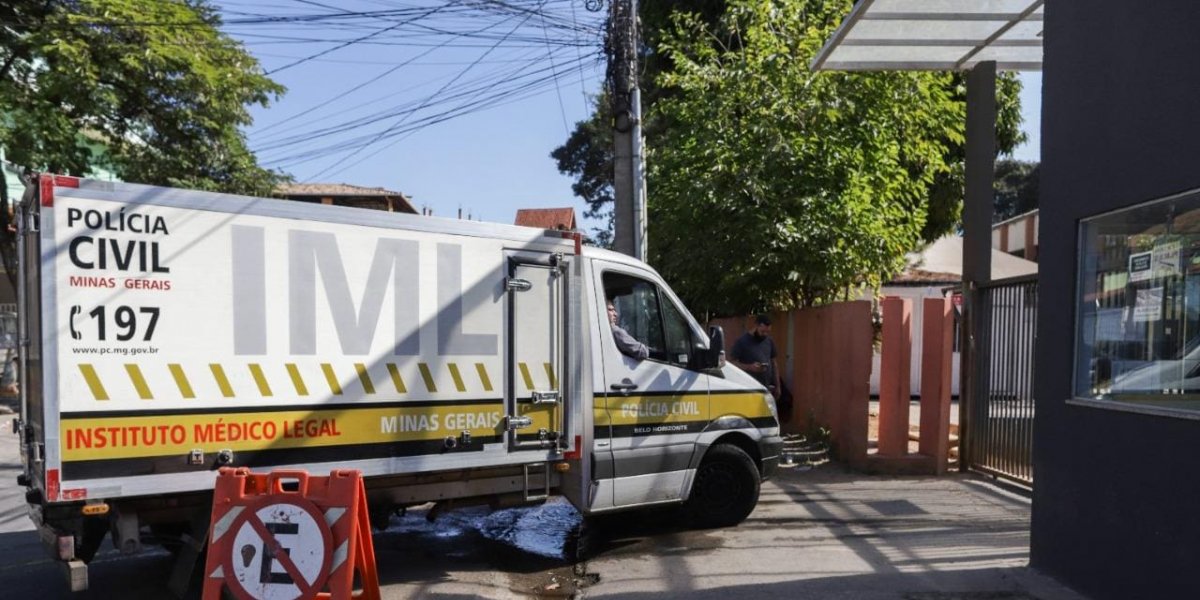 Homem é encontrado morto dentro de casa após fumar cigarro com folha da Bíblia