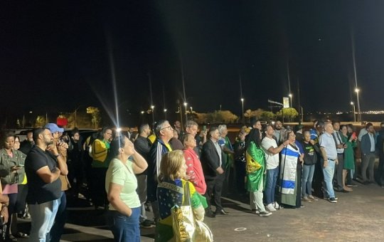 Apoiadores de Bolsonaro se reúnem novamente em vigília com orações e mensagens de apoio