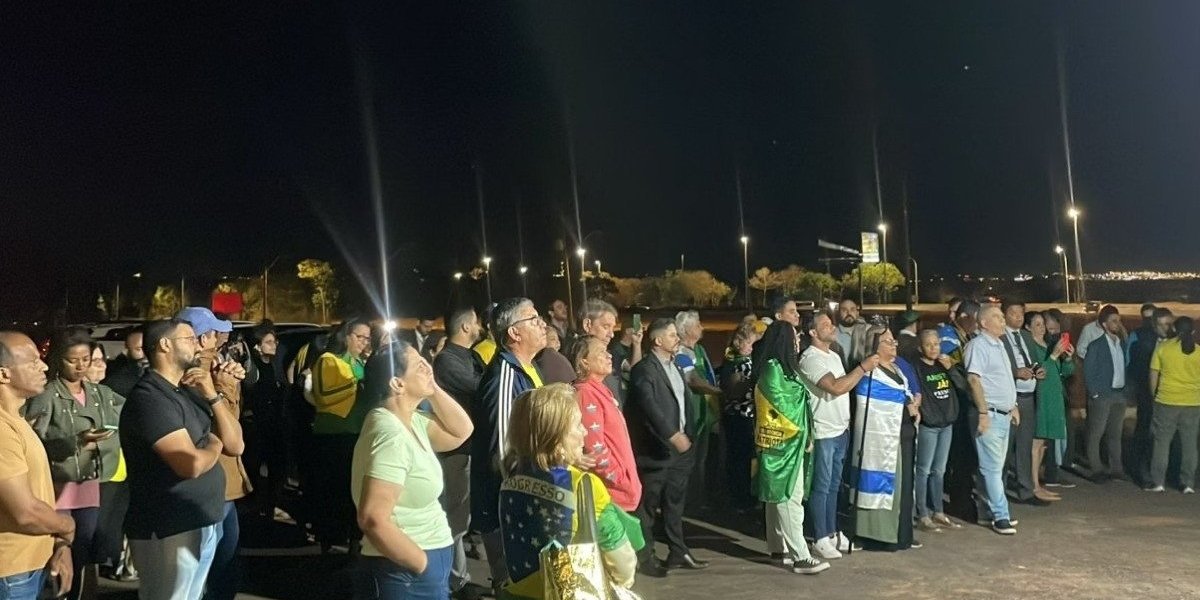 Apoiadores de Bolsonaro se reúnem novamente em vigília com orações e mensagens de apoio