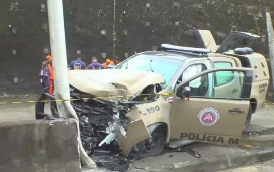 Viatura da PM colide com poste em Salvador e deixa dois policiais feridos