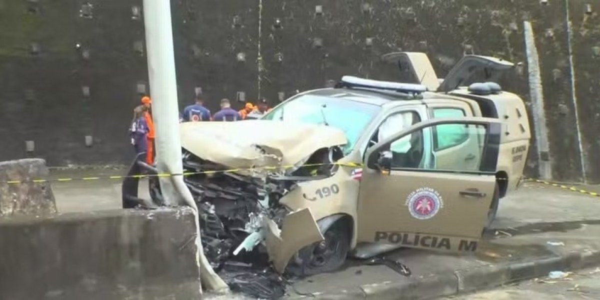 Viatura da PM colide com poste em Salvador e deixa dois policiais feridos