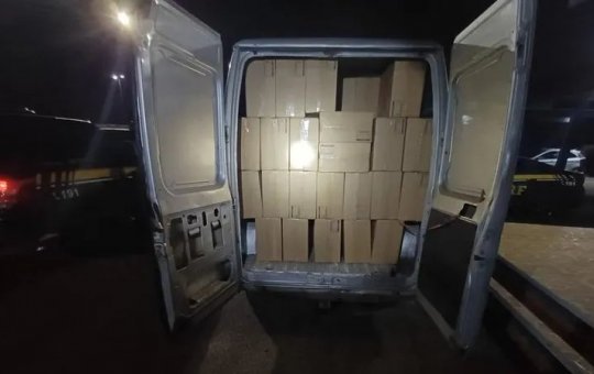 Van é apreendida com carga de 130 mil maços de cigarros na Bahia