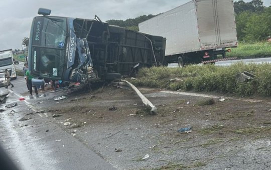 Ônibus tomba na BR-324 em Feira de Santana e deixa passageiros feridos