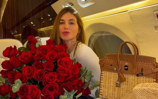 Presente de Vinicius Júnior? Virgínia posta foto com flores recebidas e o jogador reage à publicação