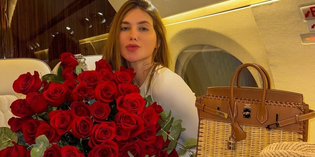 Virgínia Fonseca com o buquê de flores recebido nesta quinta-feira (4)