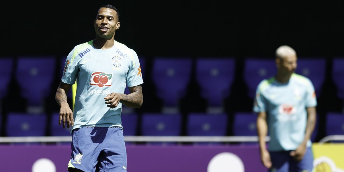 Jean Lucas no treinamento da Seleção Brasileiro. Richarlison é visto ao fundo
