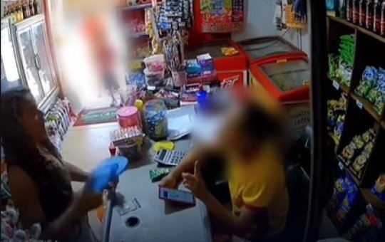 Mulher agride atendente com chinelada após filho fazer compras escondido em loja 