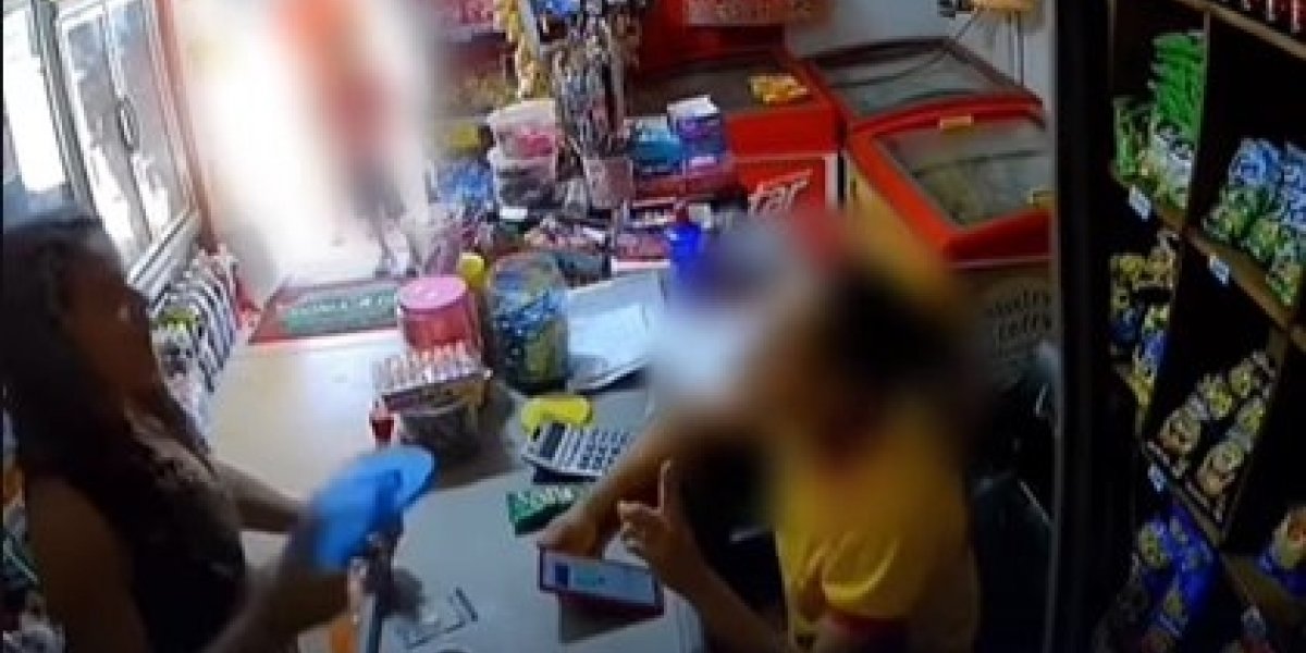 Mulher dá chinelada na cara da atendente