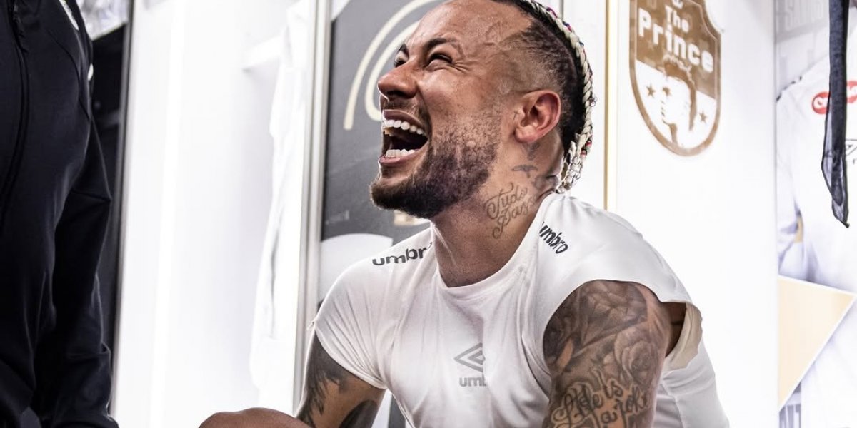 Neymar dando risada no vestiário do Santos