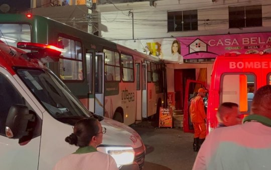 Ônibus bate em prédio e deixa 12 feridos na Boca da Mata, em Salvador