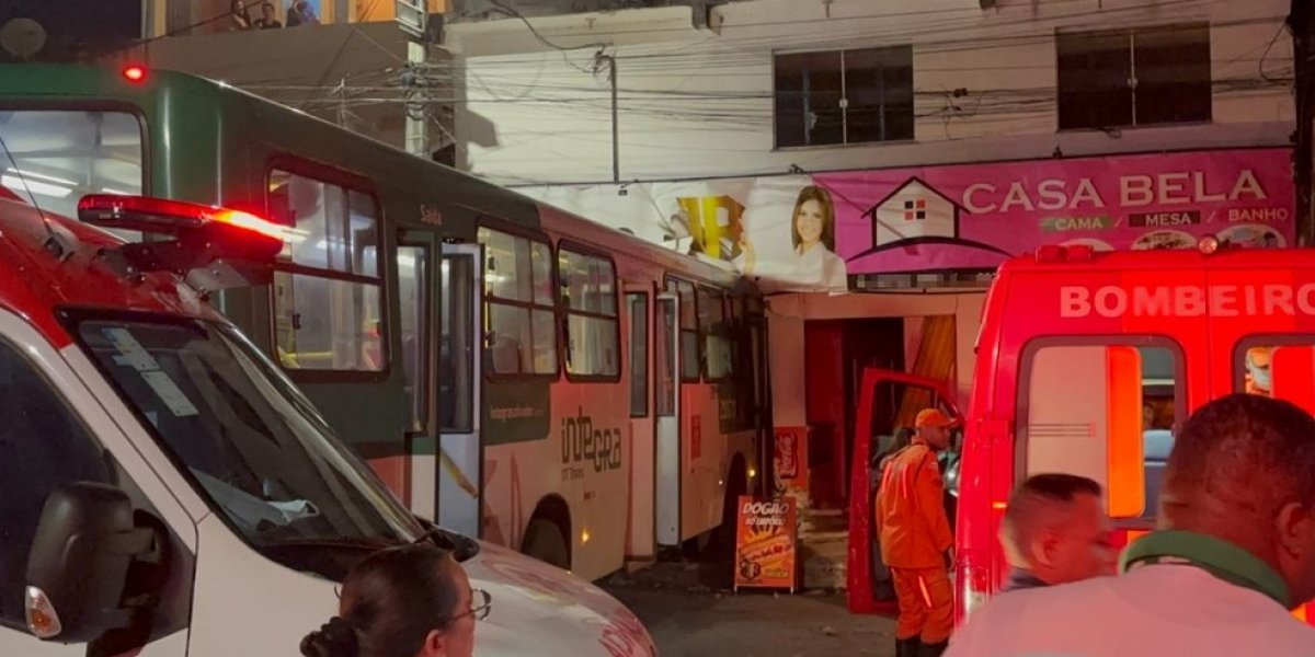 Ônibus bate em prédio e deixa 12 feridos na Boca da Mata, em Salvador