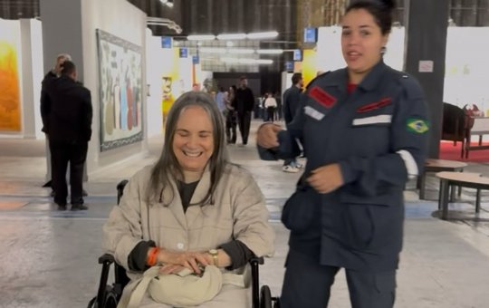 Regina Duarte aparece em cadeira de rodas e comenta: 'Estive sofrendo'