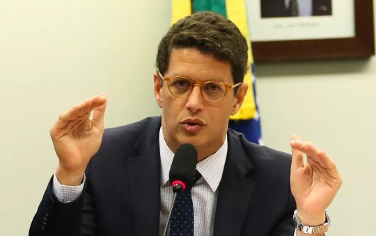 Ricardo Salles se torna réu em processo por contrabando  florestal; saiba detalhes
