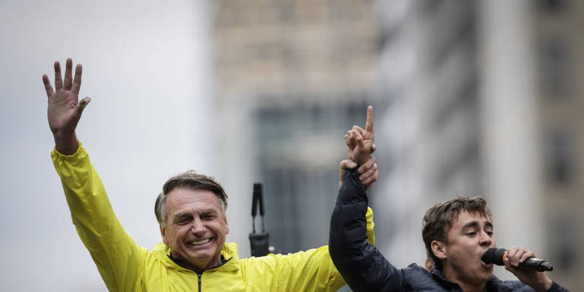 Ex-presidente Jair Bolsonaro ao lado do deputado federal Nikolas Ferreira (PL-MG)
