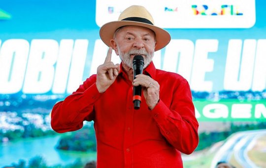 Lula afirma que Bolsonaro "se considera culpado" ao pedir anistia