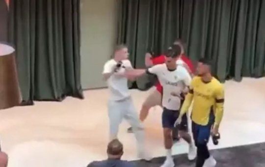 Ego alto? Cristiano Ronaldo empurra fã que queria tirar foto em saída de hotel; veja