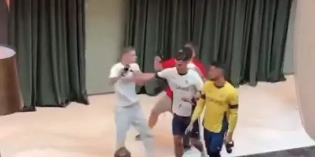 Momento do empurrão de Cristiano