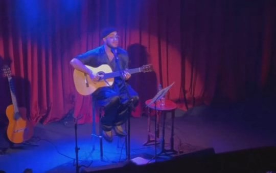 Francisco Gil faz seu primeiro show após a morte de sua mãe e a homenageia