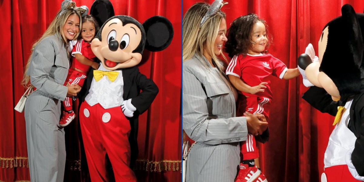 Natália Belloli com filho e personagem Mickey Mouse