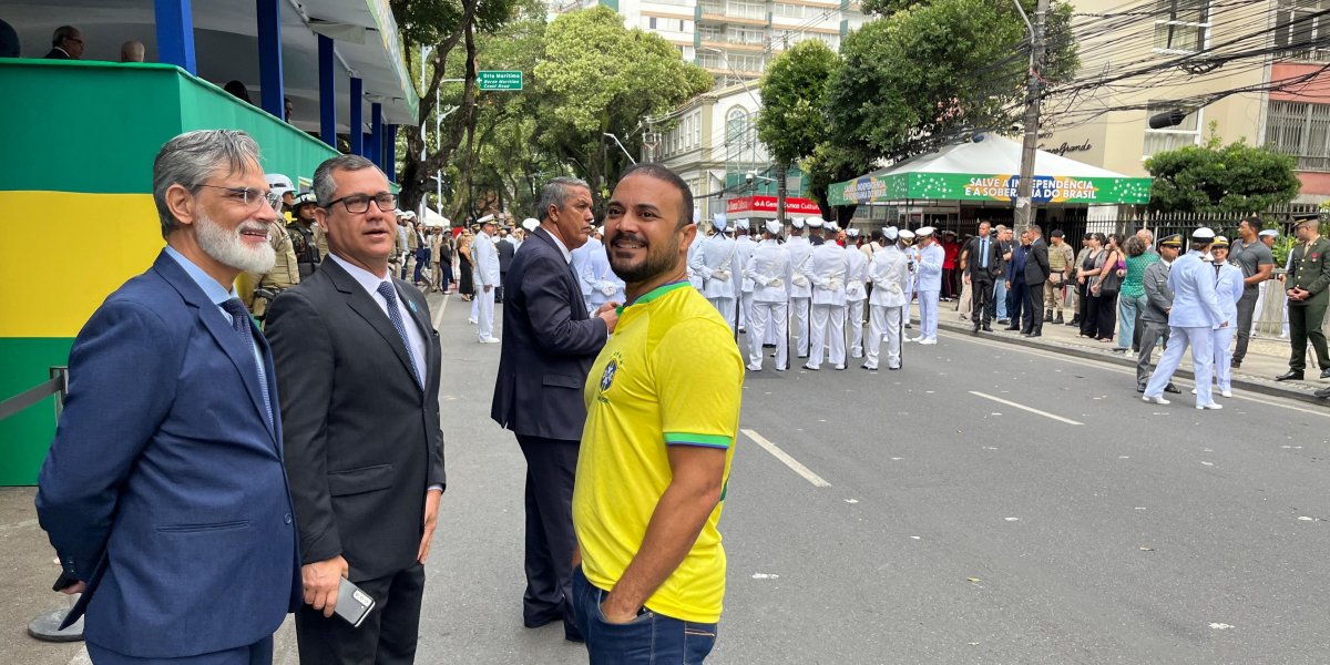 O deputado federal Capitão Alden (PL) está vestido com a camisa do Brasil nos desfiles do 7 de setembro, em Salvador
