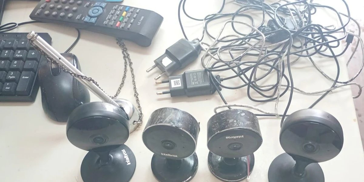 Polícia Militar apreende câmeras clandestinas no bairro Fazenda Coutos, em Salvador