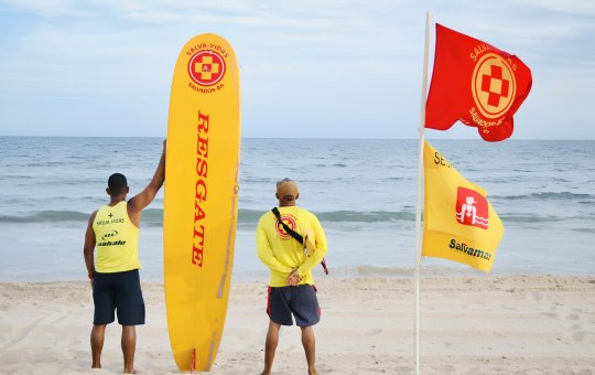 Jovem desaparece após mergulhar na praia de Amaralina, em Salvador