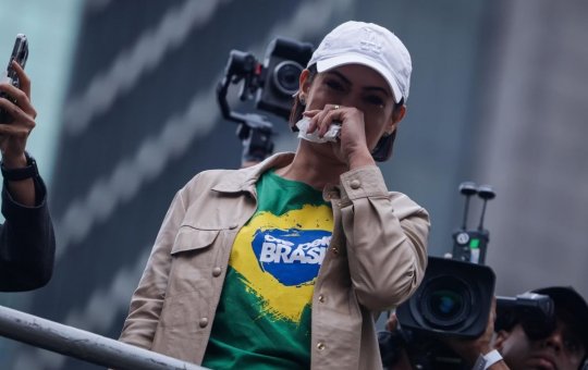 Michelle Bolsonaro se emociona em ato na Paulista e lamenta ausência do marido: “está amordaçado em casa”
