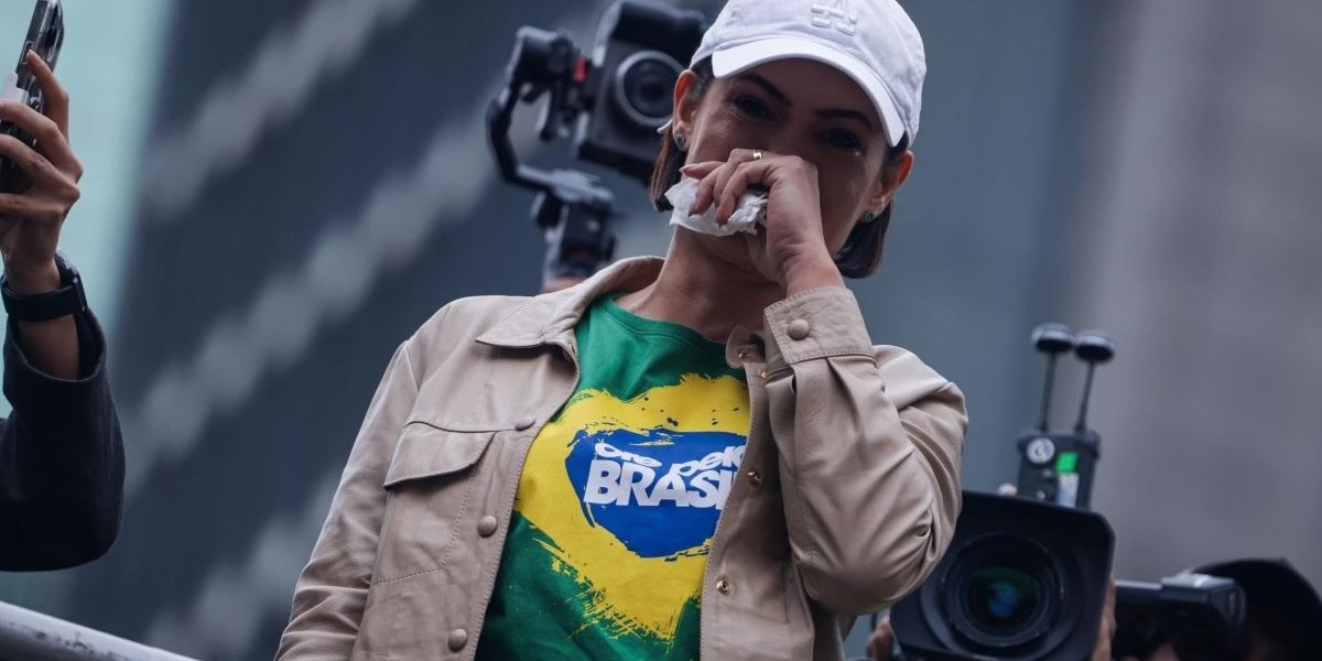 Michelle Bolsonaro se emociona em ato na Paulista e lamenta ausência do marido: “está amordaçado em casa”